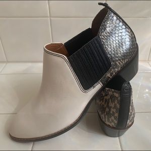 COACH Women’s Devin Pointed Toe Ankle Boots 8,5